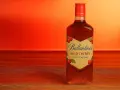 Butelka Ballantines Wild Cherry Scotch Whisky. Idealna do picia solo lub z lodem.