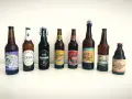 Rząd butelek piwa, w tym Celia, Bernard i Brunehaut. Wiele z nich to alkohol bez glutenu, idealny wybór dla osób z nietolerancją.