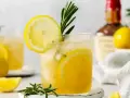 Orzeźwiający drink z cytryną i rozmarynem. Jak pić chartreuse? Ten drink to idealna propozycja na lato.