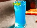 Orzeźwiający drink z blue curacao, lodem i miętą. Idealny przepis na letnie wieczory.