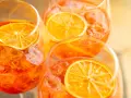 Orzeźwiający Akropolis alkohol z czym pić? Idealnie z plasterkiem pomarańczy i lodem.