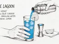 Niebieski alkohol, czyli Blue Lagoon, jest przelewany z shakera do szklanki z lodem. Obok leży cytryna i miarka barmańska.