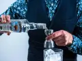 Barman nalewa Żubrówkę do kieliszka z lodem. To może być początek przygotowania drinka z jednej z top 10 wódek w Polsce.