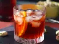 Orzeźwiający Negroni Sbagliato z lodem i pomarańczą. Idealny przepis na letnie wieczory.