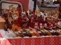 Różnorodne butelki z rakiją, w tym te o fantazyjnych kształtach, prezentują bogactwo smaków. Co to rakija? To tradycyjny alkohol, często owocowy.