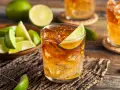 Rum Kraken z czym pić? Idealnie z lodem i limonką. Orzeźwiający drink na gorące dni.