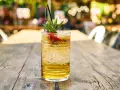 Orzeźwiający gin pomarańczowy z plasterkami owoców i rozmarynem. Idealny na letnie popołudnie.