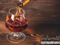 Brandy co to? Bursztynowy trunek nalewany do kieliszka, tworzący bąbelki. Idealny na wieczór.