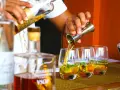 Barman nalewa cachacę do szklanek z lodem i miętą. To popularny brazylijski alkohol.