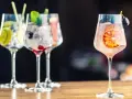 Z czym pić gin lubuski? Orzeźwiające drinki z owocami i lodem, idealne na letnie wieczory.