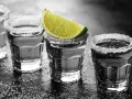 Szklanki z solą i limonką, gotowe do tradycyjnego sposobu, jak się pije tequila.