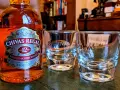 Chivas Regal 12 z czym pić? Butelka Chivas Regal 12 i dwa kieliszki, gotowe na degustację.