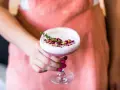 Elegancki koktajl z Gordon's gin, pianką, płatkami róż i gałązką tymianku. Idealny na letnie wieczory.