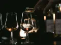 Degustacja koniaku: nalewanie bursztynowego trunku do kieliszków. Poznaj tajniki, jak pić koniak, by docenić jego głębię.