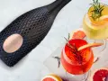Elegancka butelka i dwa orzeźwiające drinki z grejpfrutem i rozmarynem. Poczuj, jak smakuje prosecco!