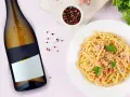 Idealne białe wino do carbonary, podane z aromatycznym pieprzem i natką pietruszki.