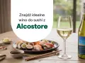 Idealne wino do sushi czeka! Zobacz, jakie wino do sushi wybrać z Alcostore. Na stole sushi, sos sojowy, wasabi i kieliszek białego wina.