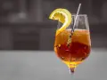 Orzeźwiający drink z plasterkiem cytryny i słomką. Zastanawiasz się, metaxa co to? To grecki destylat, który może być bazą dla takich pyszności.