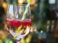 Orzeźwiający drink z malinami i słomką. Idealny na lato, gdy zastanawiasz się, z czym pić bacardi malinowe.