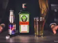 Jägermeister z Red Bullem – klasyka na imprezę. Idealny jagdstolz z czym pić, by poczuć energię i smak.