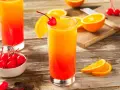 Sok z pomarańczy z czym łączyć? Ten drink, udekorowany wiśnią i pomarańczą, wygląda pysznie. Idealny na lato!