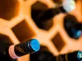 Butelki w drewnianym stojaku, jedna z etykietą "Frescobaldi". Ciekawi mnie, jak smakuje brandy.
