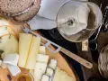 Deska serów z chlebem, winem i akcesoriami. Idealne połączenie, by dowiedzieć się, jakie wino do serów pasuje najlepiej.