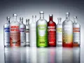 Kolekcja butelek Absolut, od klasycznej po owocowe smaki, pokazuje, jaka jest najlepsza wódka.