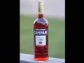 Butelka włoskiej gorzkiej wódki o intensywnej czerwonej barwie, z etykietą Campari Milano. Idealna do Aperol Spritz.