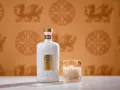 Elegancka butelka Aber Falls Cream Liqueur i szklanka z lodem, idealne na chwilę relaksu z tym wyśmienitym irish cream.