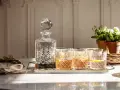Elegancka karafka i szklanki z drinkami, idealne do degustacji whisky. Z czym pić whisky? Z cytryną i lodem, w dobrym towarzystwie.