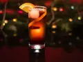 Elegancki drink z pomarańczą i lodem. Idealny na zimowe wieczory, gdy zastanawiasz się, red label z czym pić.