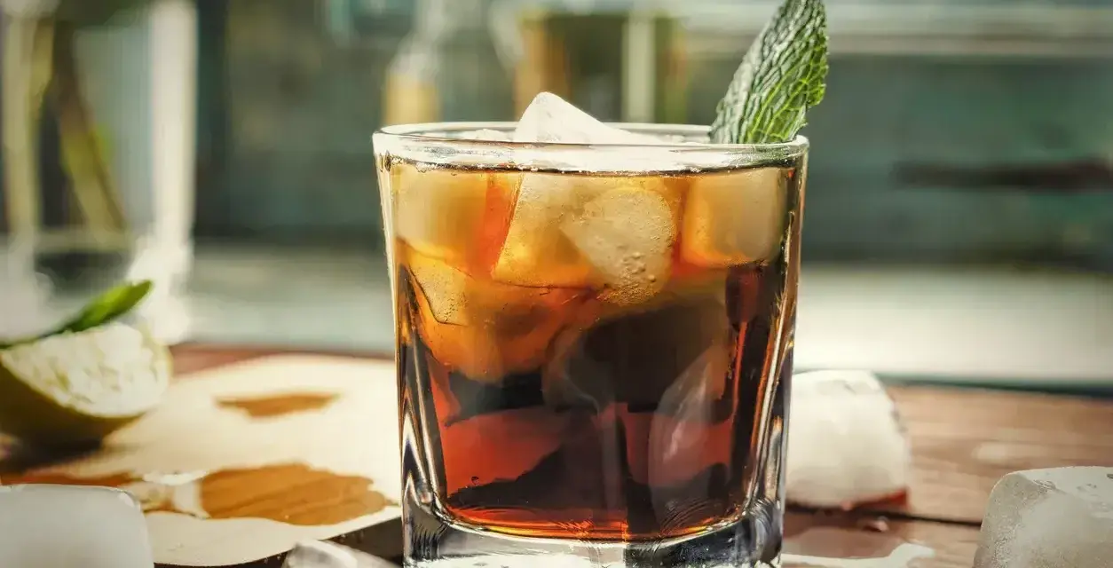Orzeźwiający drink z lodem i miętą. Czy to rum, czy gin ile procent?
