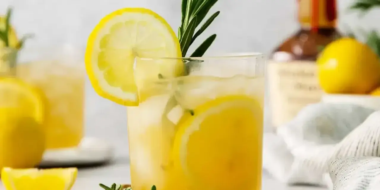 Orzeźwiający drink z cytryną i rozmarynem. Jak pić chartreuse? Ten drink to idealna propozycja na lato.