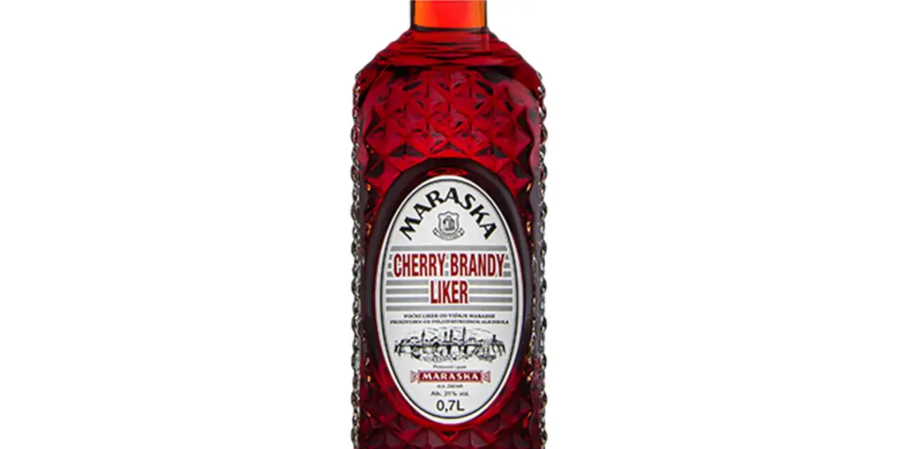 Butelka Maraska Cherry Brandy Liker, tradycyjny alkohol z Chorwacji, o intensywnym, wiśniowym kolorze.