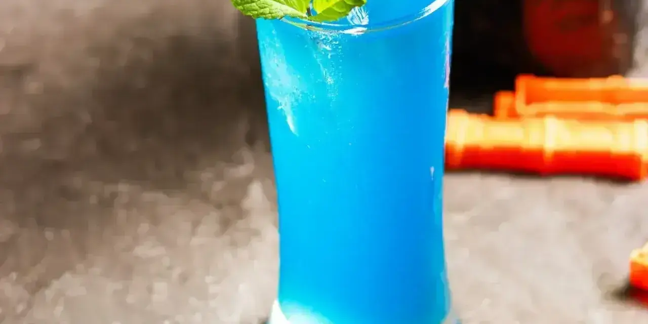 Orzeźwiający drink z blue curacao, lodem i miętą. Idealny przepis na letnie wieczory.
