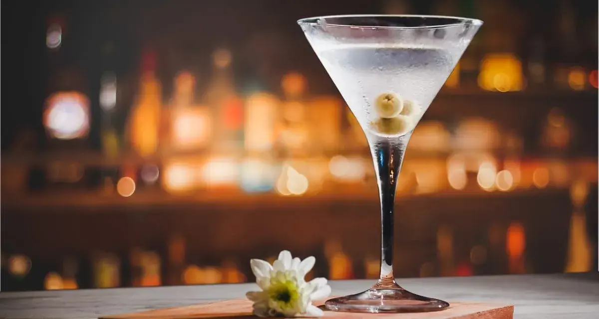 Klasyczny martini asti z oliwkami, idealne do delektowania się w barze.
