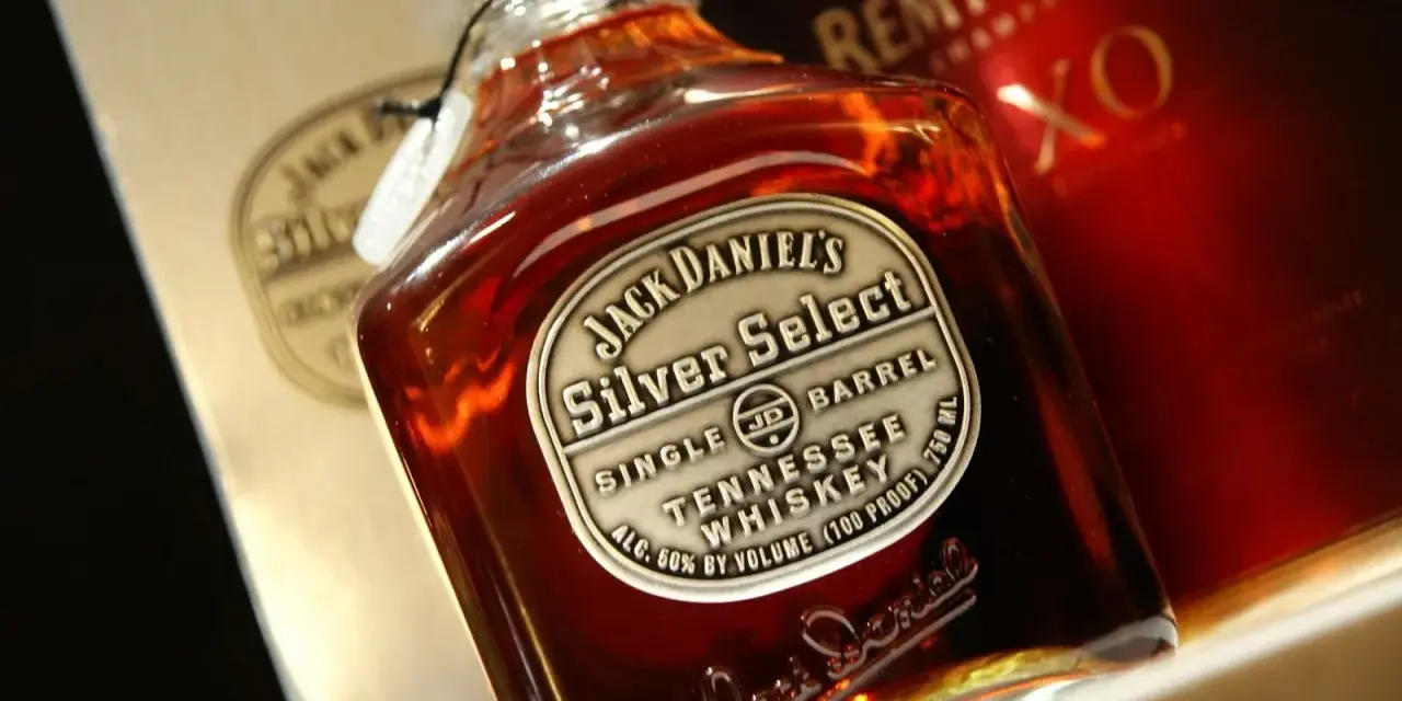 Butelka Jack Daniel's Silver Select Single Barrel Tennessee Whiskey. Wyjątkowy jack daniels smak, idealny na specjalne okazje.