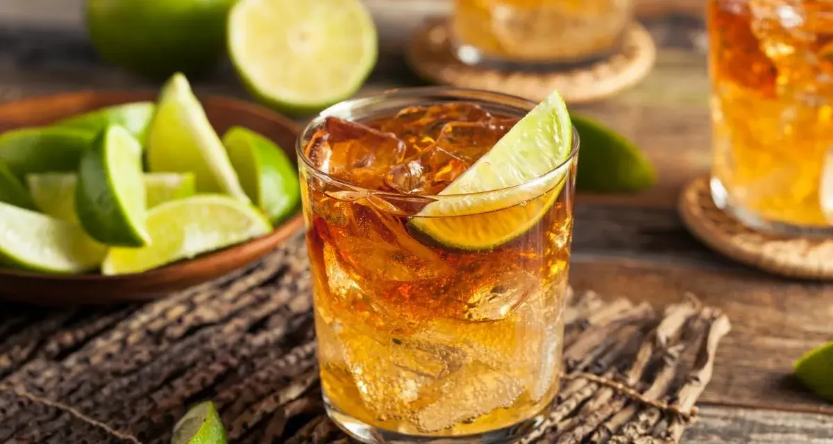Rum Kraken z czym pić? Idealnie z lodem i limonką. Orzeźwiający drink na gorące dni.