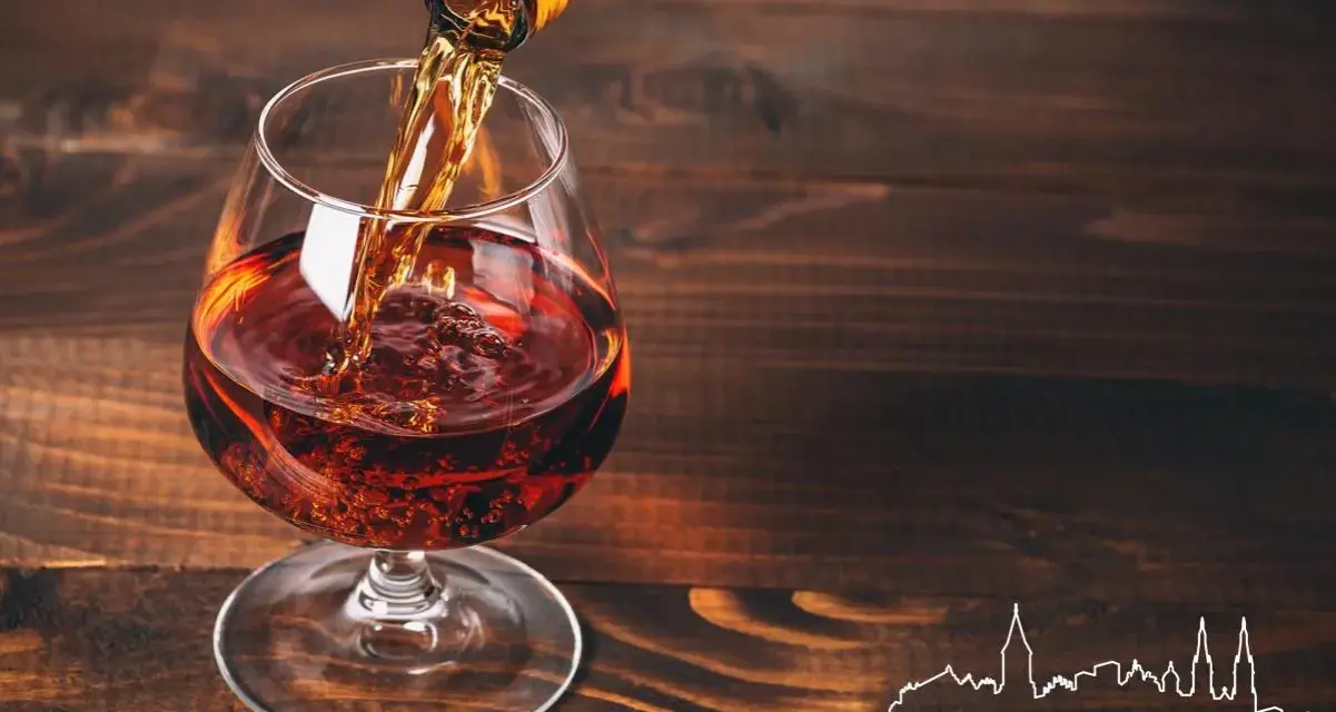 Brandy co to? Bursztynowy trunek nalewany do kieliszka, tworzący bąbelki. Idealny na wieczór.