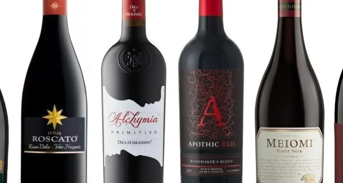 Różne butelki wina, w tym Roscato, Alchymia Primitivo i Apothic Red. Czy amabile wino to słodkie wino? Tak, często oznacza słodkie, przyjemne w smaku.