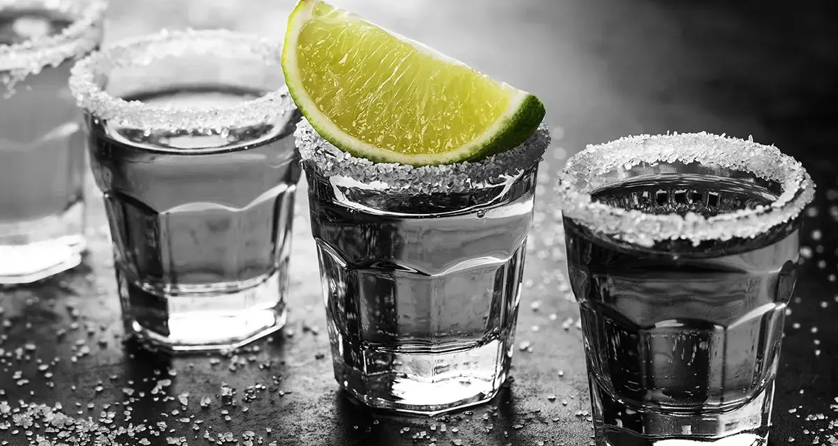 Szklanki z solą i limonką, gotowe do tradycyjnego sposobu, jak się pije tequila.