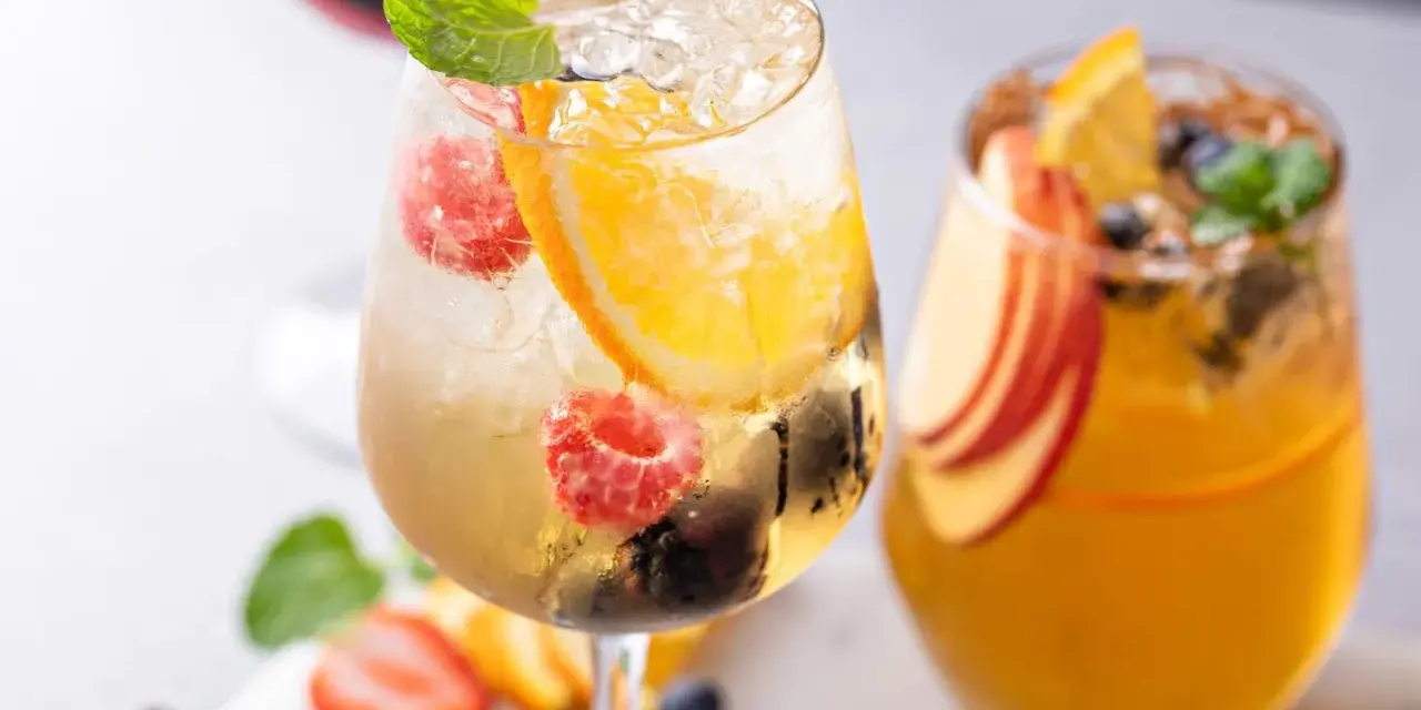Orzeźwiające drinki z malinami, pomarańczą i miętą. Idealne z czym pić prosecco na letnie popołudnie.