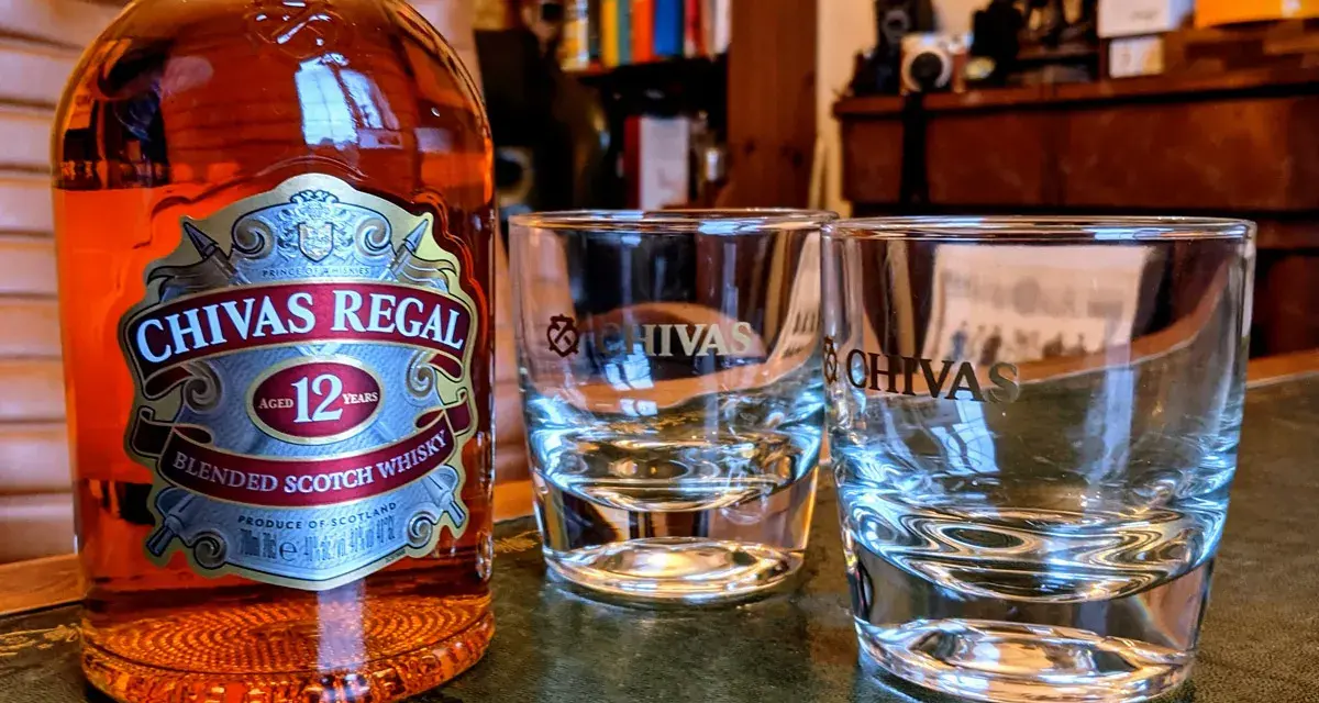Chivas Regal 12 z czym pić? Butelka Chivas Regal 12 i dwa kieliszki, gotowe na degustację.