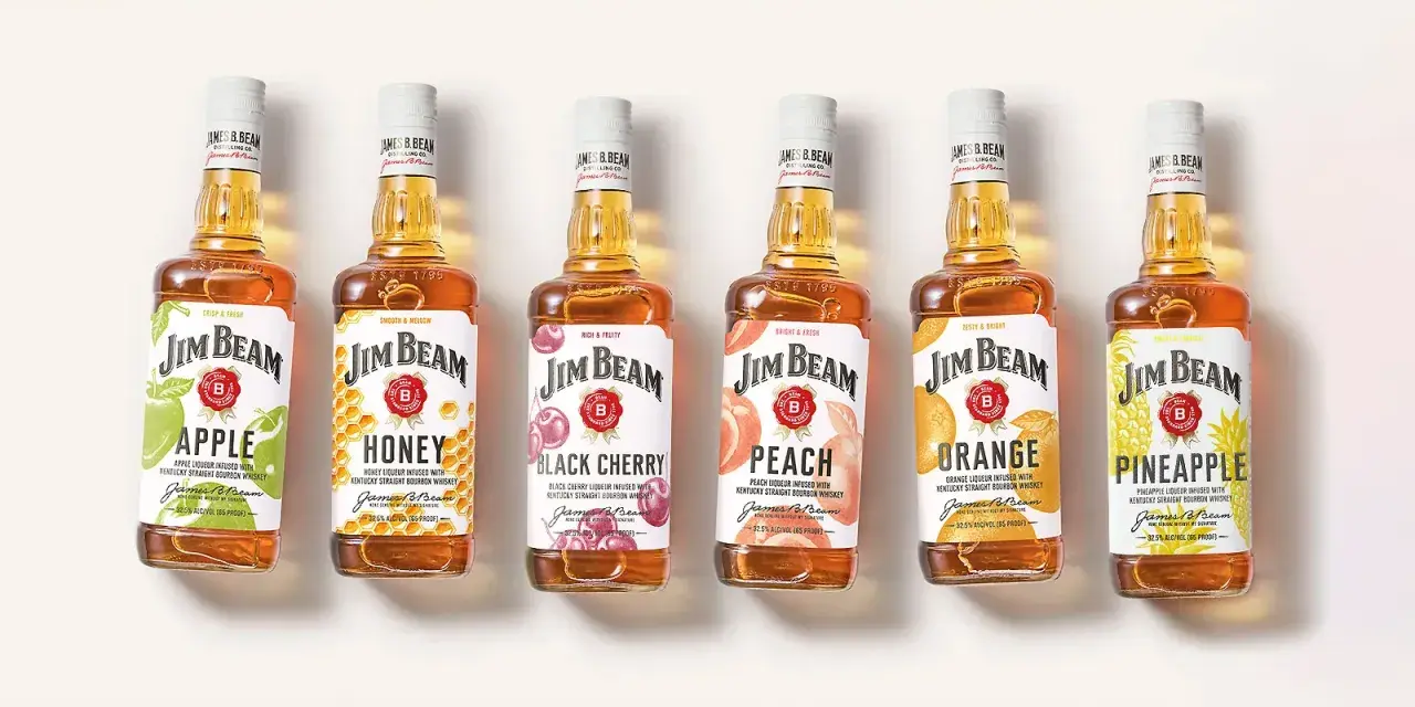 Sześć butelek Jim Beam o różnych smakach: Apple, Honey, Black Cherry, Peach, Orange, Pineapple. Z czym pić Jim Beam Peach? Z lodem lub jako dodatek do drinków.