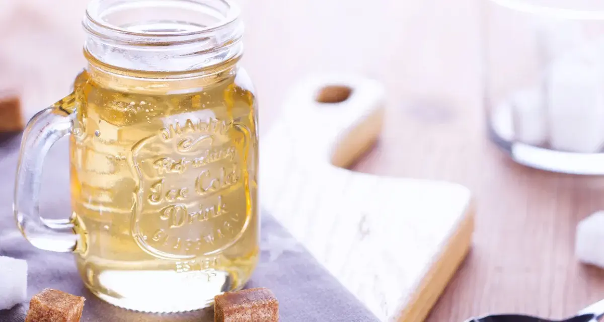 Słodki syrop cukrowy w słoiku, obok kostki cukru. Idealny do drinków, prosty przepis.