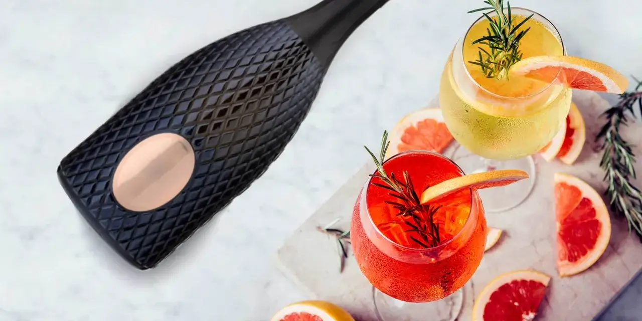 Elegancka butelka i dwa orzeźwiające drinki z grejpfrutem i rozmarynem. Poczuj, jak smakuje prosecco!
