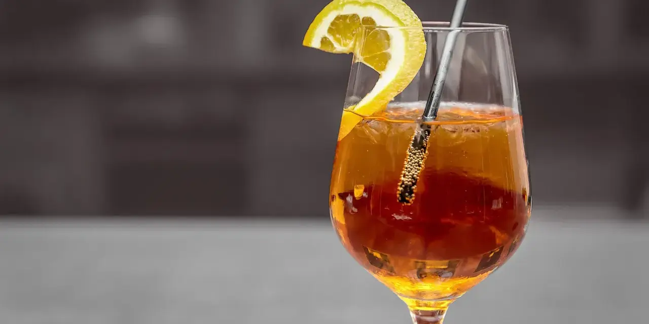 Orzeźwiający drink z plasterkiem cytryny i słomką. Zastanawiasz się, metaxa co to? To grecki destylat, który może być bazą dla takich pyszności.