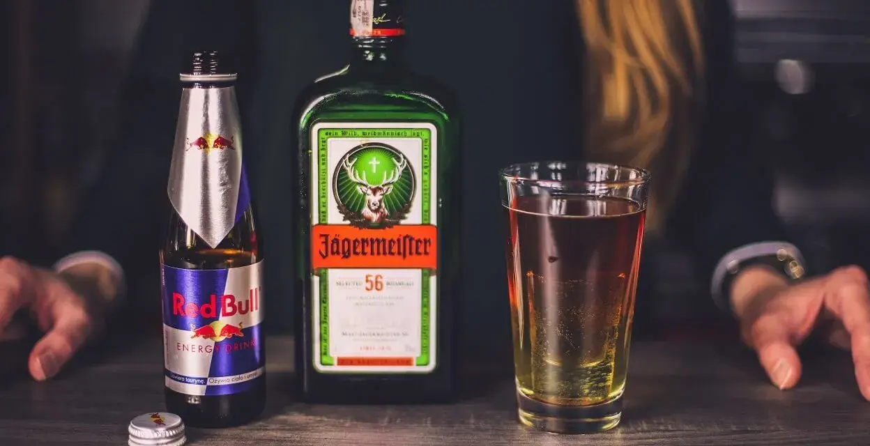 Jägermeister z Red Bullem – klasyka na imprezę. Idealny jagdstolz z czym pić, by poczuć energię i smak.