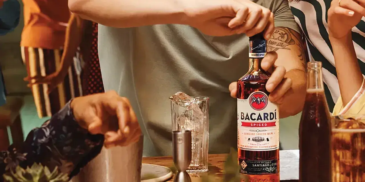 Otwieranie butelki Bacardi Spiced, rumu z naturalnymi aromatami i przyprawami, na imprezie.